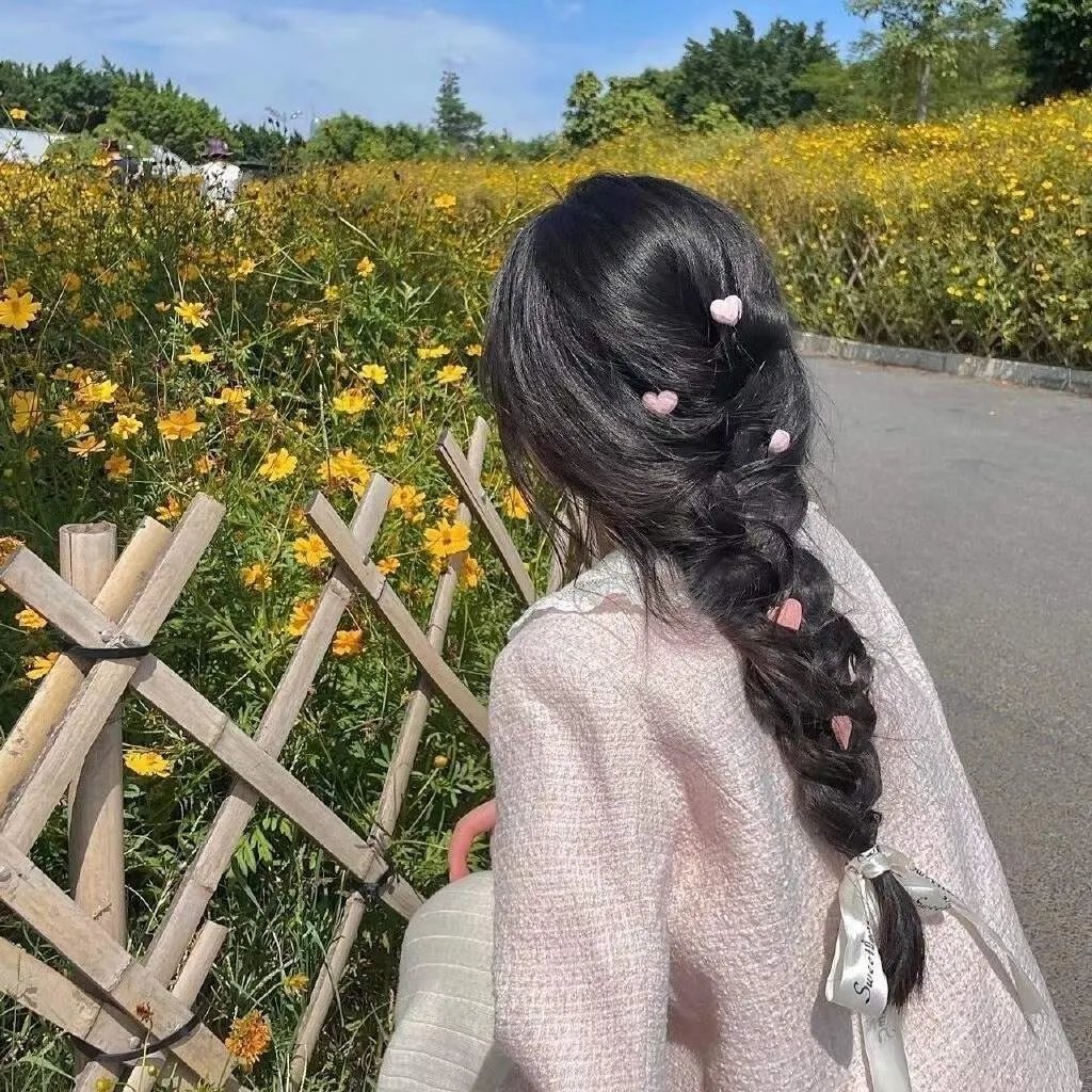 将蝴蝶藏于肩后